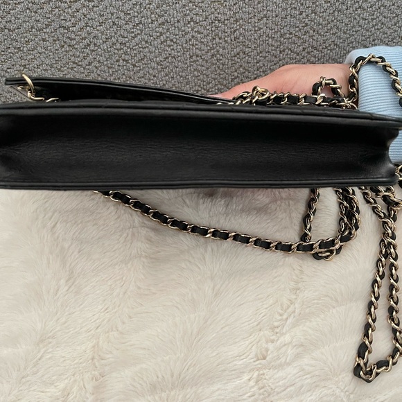 LIMITED EDITION CHANEL Black Quilted Leather Shoulder Bag with Gold Chain - Picture 2 of 4